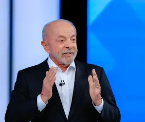 Lula cobra Fl�vio Bolsonaro: 'Explica por que defender policial que matou crian�a de 5 anos'