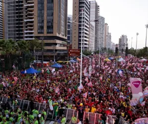 Artistas re�nem multid�o na Praia de Iracema para ato em apoio a Lula