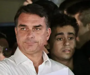 Itamaraty cobra explica��es da Argentina sobre sa�da de Fl�vio Bolsonaro