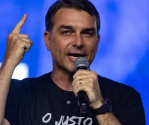 Fl�vio Bolsonaro promete lutar contra novas taxas dos EUA em evento com Tarc�sio