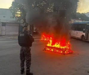 Policia faz operacao na Cidade de Deus e fecha rua com onibus atravessados