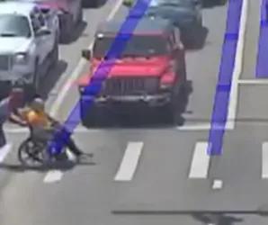 Homem fantasiado de Homem-Aranha salva cadeirante no meio do tr�nsito