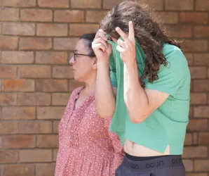 Homem e seus pais v�o a tribunal ap�s R$ 7 milh�es em postes de luz sumirem no Reino Unido