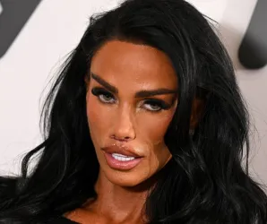 Katie Price exibe nova tatuagem no bumbum enquanto posa para c�mera