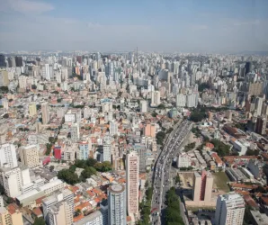 Domingo com sol e calor em S�o Paulo, mas com ar seco e risco � sa�de