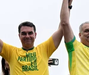 Fl�vio Bolsonaro lan�a campanha com discurso duro contra Lula e propostas pol�micas