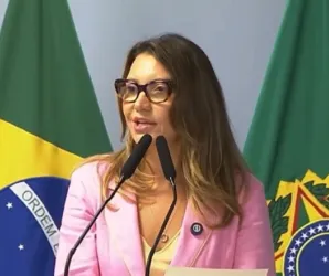 Janja homenageia Marisa, ex-esposa de Lula, durante lan�amento da campanha