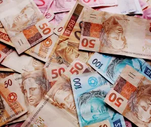 Cr�dito consignado no cart�o: projeto quer acabar com modalidade para aposentados e pensionistas