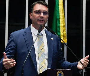 Fl�vio Bolsonaro exige sa�da de chefe da PF e chama de 'pau mandado' de Lula