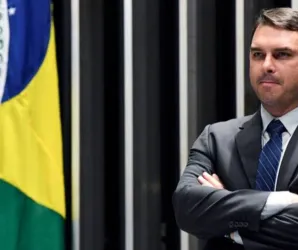 PF revela negocia��o suspeita entre assessora de Fl�vio Bolsonaro e miliciano