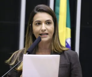 Deputada Roberta Roma tem problemas no cora��o e faz exame em Salvador