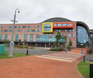 Trag�dia: menino de 8 anos morre ap�s ser chutado na cabe�a por cavalo em est�bulo na Inglaterra