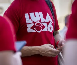 Lula vence na It�lia com mais da metade dos votos; Fl�vio Bolsonaro fica em segundo