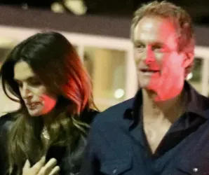 Cindy Crawford e Rande Gerber aparecem de m�os dadas na praia ap�s morte do filho
