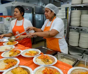 Obra no Bom Prato de Santos troca jantares por marmitas, mas mant�m comida a 1 real