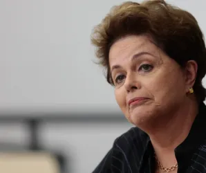 Mulheres precisam se vestir como homens para ter poder?