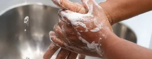 Simples gesto de lavar as m�os pode evitar em 40% o risco de infec��es