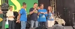 Fl�vio se ajoelha em ora��o, cita B�blia e arrisca cantar louvor na Marcha para Jesus; v�deos