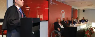 Ministro Andr� Mendon�a toma posse na Academia de Letras com homenagem de Ives Gandra