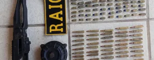 Raio da PMCE apreende mais de 200 muni��es e acess�rios para adapta��o de armas em Caucaia