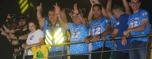 Fl�vio Bolsonaro � ovacionado ap�s pastor substituir 'Livre-nos do mal' por 'Livre-nos do PT' em com�cio