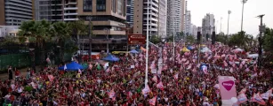 Artistas re�nem multid�o na Praia de Iracema para ato em apoio a Lula