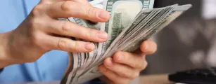 D�lar sobe e Bolsa cai com juros e tens�es no Oriente M�dio