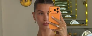 Hailey Bieber lambe amiga em festa selvagem de Kylie Jenner