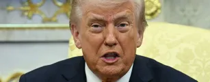 Tornozelos de Trump escondidos de prop�sito das c�meras