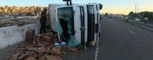 Caminh�o com morangos tomba em Salvador e derruba poste