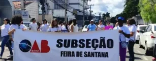 Mulheres v�o �s ruas em Feira de Santana pelo fim da viol�ncia durante Agosto Lil�s