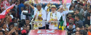 Lula promete centros para idosos e brinca que poder�o at� namorar