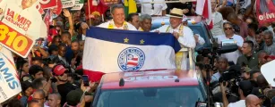 Rui Costa segura bandeira de torcida do Bahia durante caminhada com Lula em Salvador