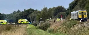 Trem colide com carro em passagem de n�vel e ve�culo fica totalmente destru�do na Inglaterra