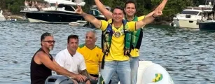 Bombeiros caem no mar durante barqueata de Fl�vio Bolsonaro em Angra dos Reis