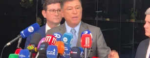 Senador pede impeachment de Moraes ap�s mensagens com dono de banco