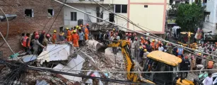 Colapso de abruto para estudantes deixa ao menos 7 mortos em capital da �ndia