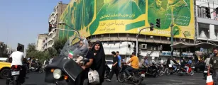 Ir� acusa EUA de sabotar acesso a comida e rem�dios e jura vingan�a contra Trump