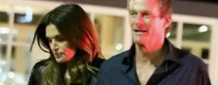 Cindy Crawford e Rande Gerber aparecem de m�os dadas na praia ap�s morte do filho