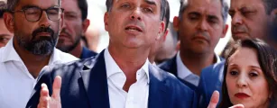 Fl�vio Bolsonaro muda de opini�o a 12 dias da elei��o e apoia fim da escala 6x1