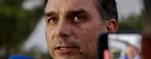 Fl�vio Bolsonaro vence em 15 estados e avan�a para o segundo turno contra Lula