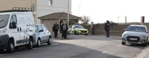 Homem encontrado gravemente ferido dentro de lixeira na Inglaterra morre antes de explicar o que aconteceu