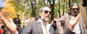 Julgamento de Russell Brand revela como ele guardava nome de suposta v�tima no celular com insulto