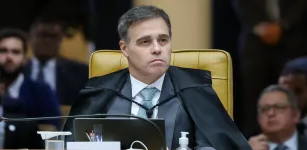 Lula e Fl�vio Bolsonaro podem revelar segredos banc�rios e telef�nicos sem ordem da Justi�a