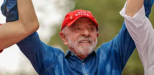 Lula vence elei��o e � reeleito pela 4� vez, superando Fl�vio Bolsonaro com 51% dos votos