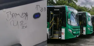 Vandalismo atinge �nibus novos de Salvador em menos de uma semana
