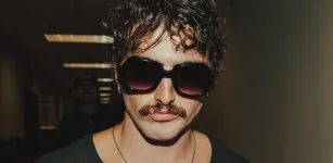 Benson Boone surpreso ao ser flagrado sem cal�a no banheiro por f� durante show