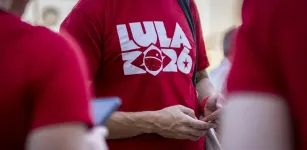 Lula vence na It�lia com mais da metade dos votos; Fl�vio Bolsonaro fica em segundo