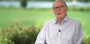 Alan Alda, 90, revela que ataca esposa com travesseiros durante sonhos por Parkinson