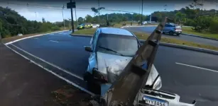 Carro � destru�do ap�s colidir contra poste na madrugada em Salvador
